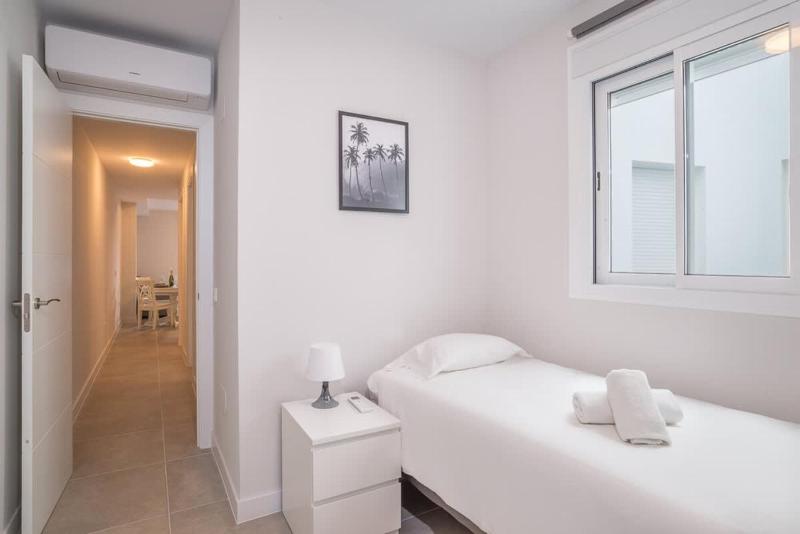 Modern 2BR Apartment Walk to Beach & Old Town - image 15