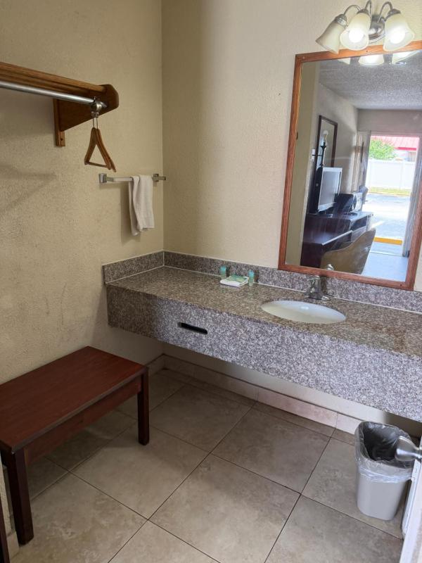 Economy Inn Jax-OP - image 8