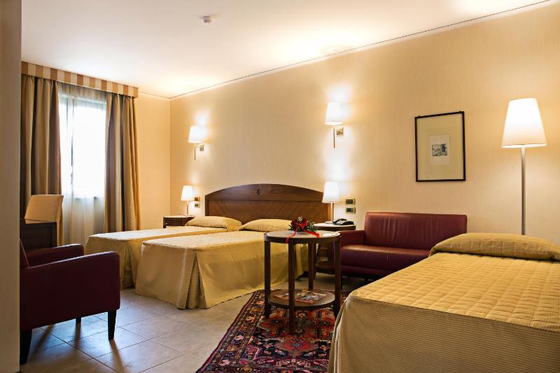 Basic Triple Room image 4