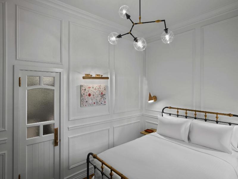 Standard King Room image 3
