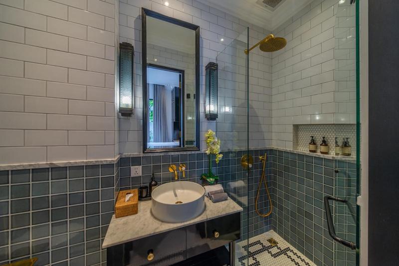 Villa Elysa - Romantic 1BR Retreat 2 Min to Berawa Beach - image 12