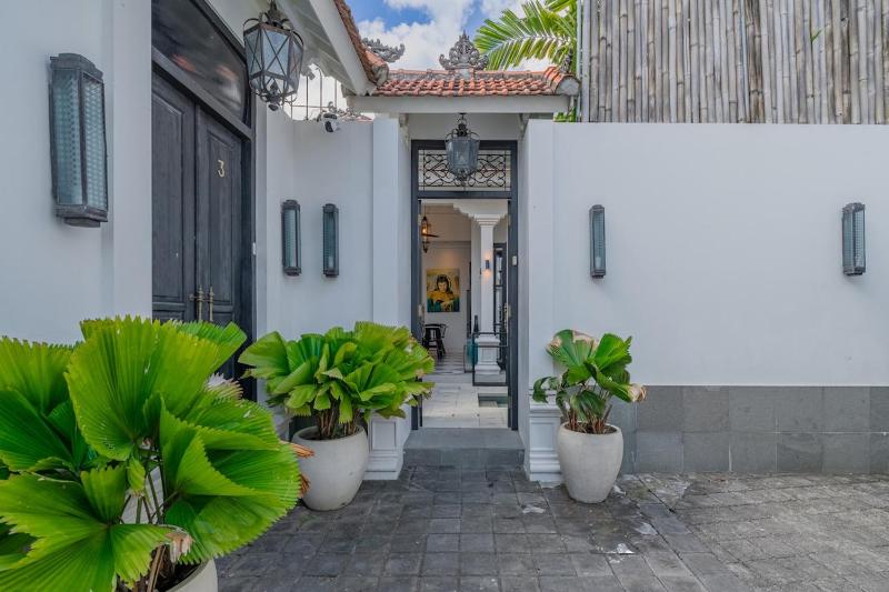 Villa Elysa - Romantic 1BR Retreat 2 Min to Berawa Beach - image 22
