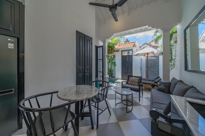 Villa Elysa - Romantic 1BR Retreat 2 Min to Berawa Beach - image 2