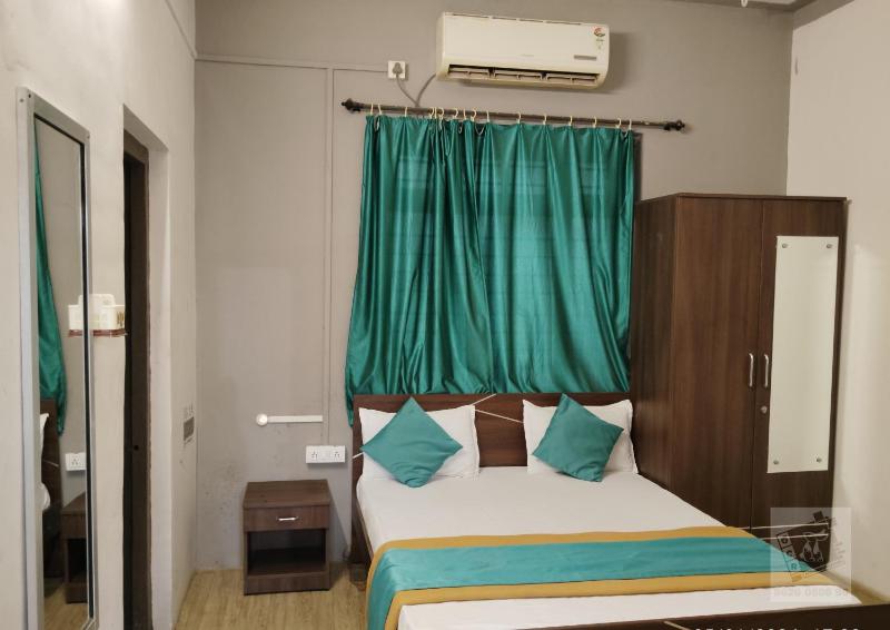 6 CR Hotel Lucky Star CENTRAL BUS STOP - image 2