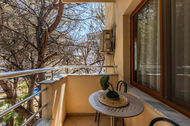 Green Waves Retreat 1BR Apartment by PikHost - image 8