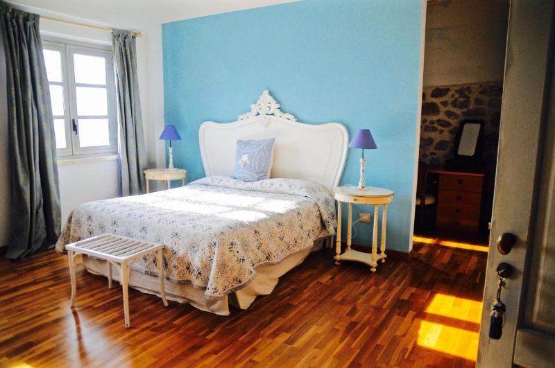 Deluxe Quadruple Room image 3