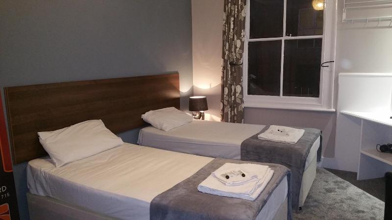 Twin Room with Private Bathroom image 2