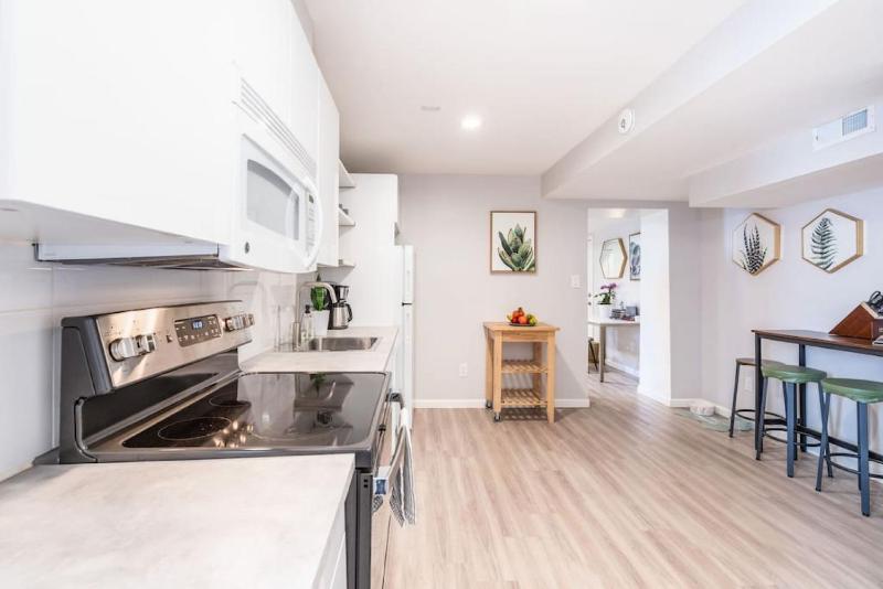 Private Pet Friendly Avenues Suite- of Downtown SLC - image 20