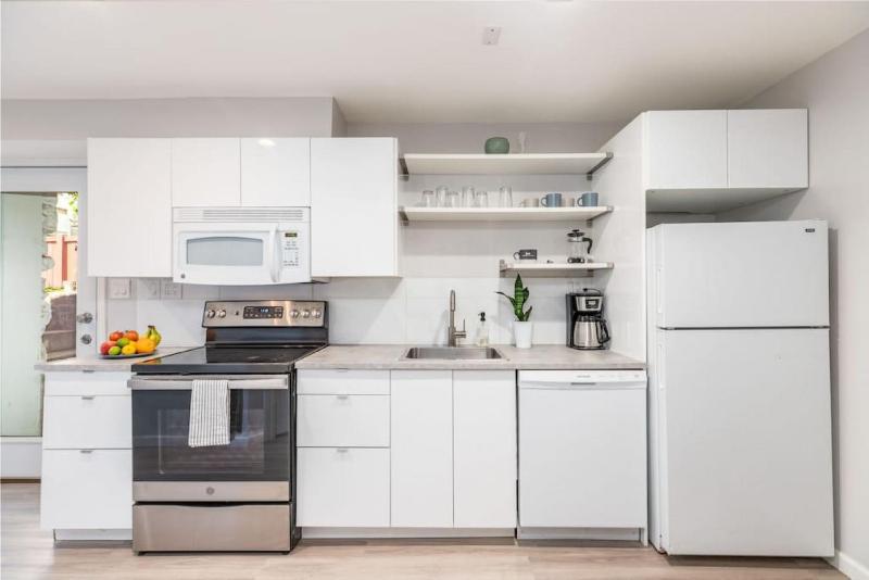 Private Pet Friendly Avenues Suite- of Downtown SLC - image 12