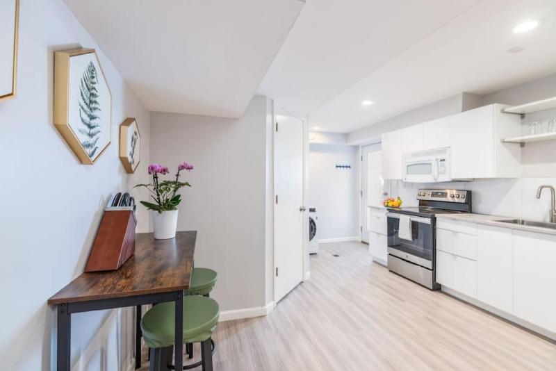 Private Pet Friendly Avenues Suite- of Downtown SLC - image 30
