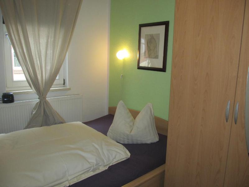 Small Family Room (5 Adults) image 3