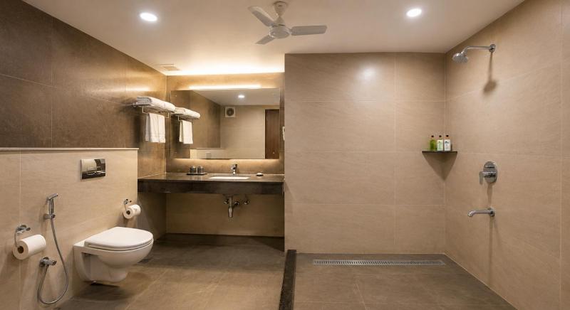 Hotel Heaven Silk 108 Near Galleria Market & Phase I Metro - image 12