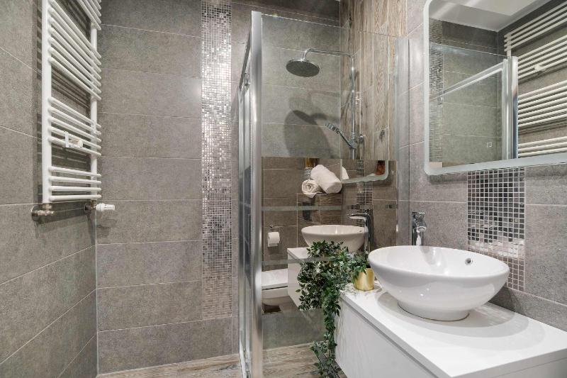 Spacious Apartment with a Balcony and Parking by Noclegi Renters - image 16