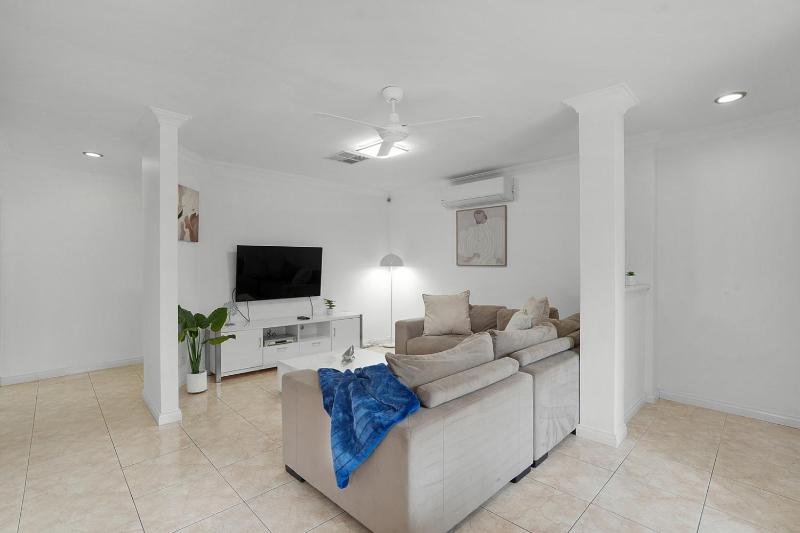 Walk to Vic Park Café Strip 3BR Close To CBD - image 1