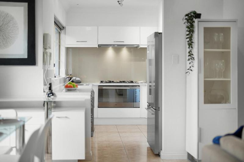 Walk to Vic Park Café Strip 3BR Close To CBD - image 6