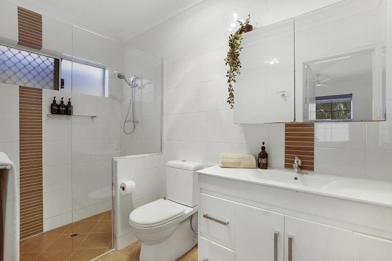 Walk to Vic Park Café Strip 3BR Close To CBD - image 12