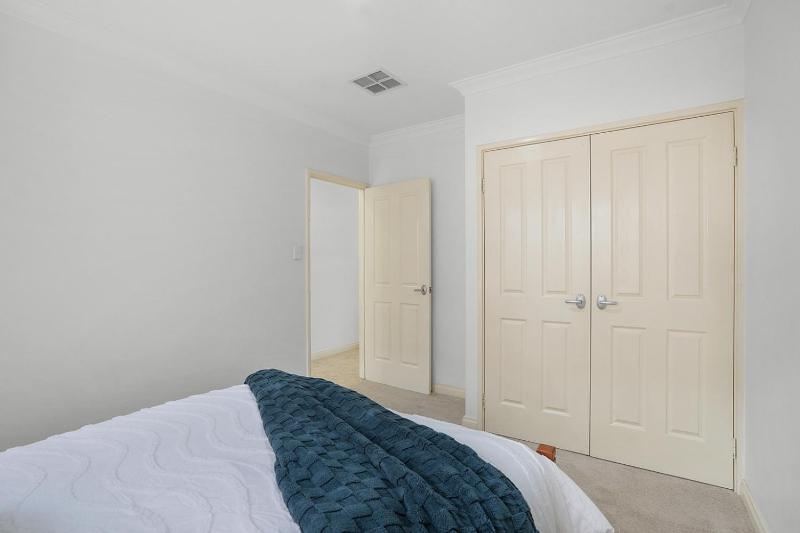 Walk to Vic Park Café Strip 3BR Close To CBD - image 14