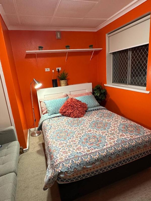 Cozy private Sleep Go Room with a private toilet - NO shower - Free Parking - image 9