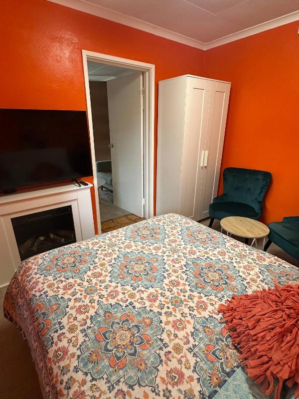 Cozy private Sleep Go Room with a private toilet - NO shower - Free Parking - image 3