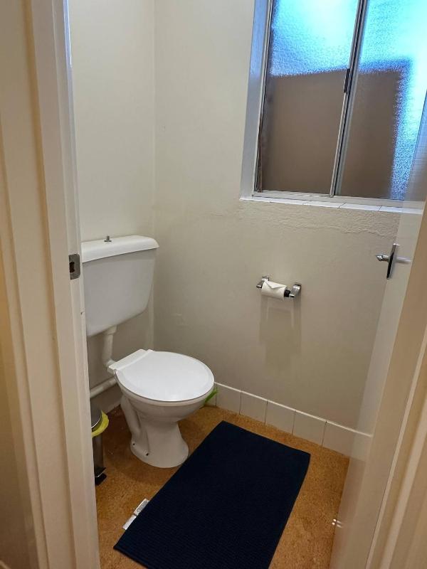 Cozy private Sleep Go Room with a private toilet - NO shower - Free Parking - image 2