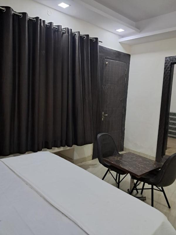 PLAY HOTEL PREET RESIDENCY couple friendly - image 13