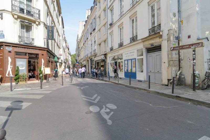 Charming 2 Bedroom Apartment in the Heart of Paris - image 6