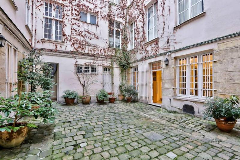 Charming 2 Bedroom Apartment in the Heart of Paris - image 14