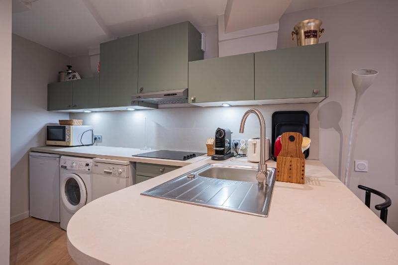 Charming 2 Bedroom Apartment in the Heart of Paris - image 10