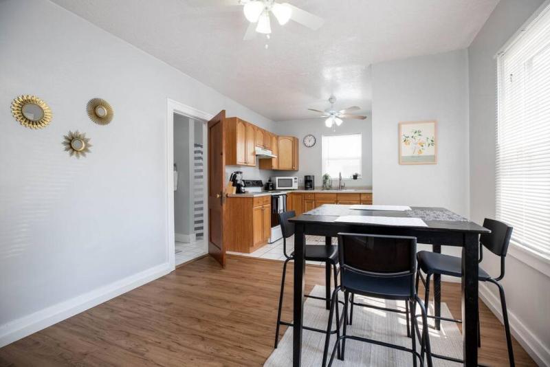 Historic Avenues Two Bedroom Suite - image 6