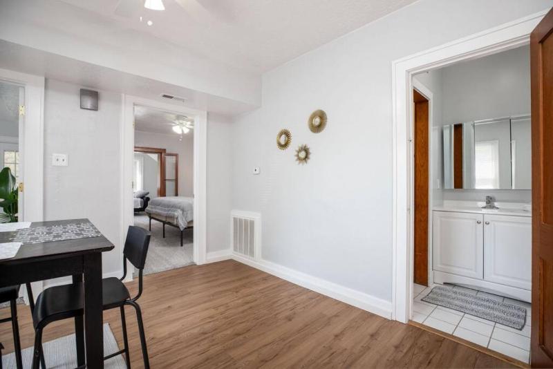 Historic Avenues Two Bedroom Suite - image 10