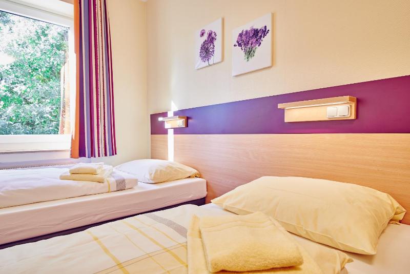 Twin Room with Private Bathroom image 2