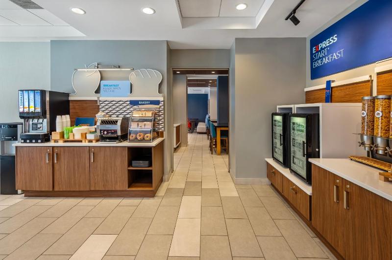 Holiday Inn Express Toronto Downtown By IHG - image 10
