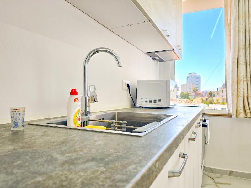 Modern City Center View Apartment in Durrës - image 12