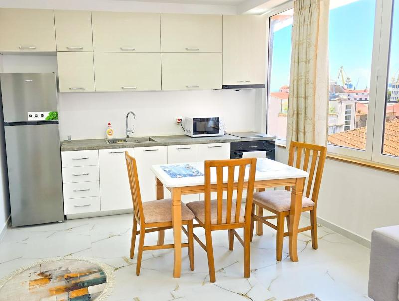 Modern City Center View Apartment in Durrës - image 10