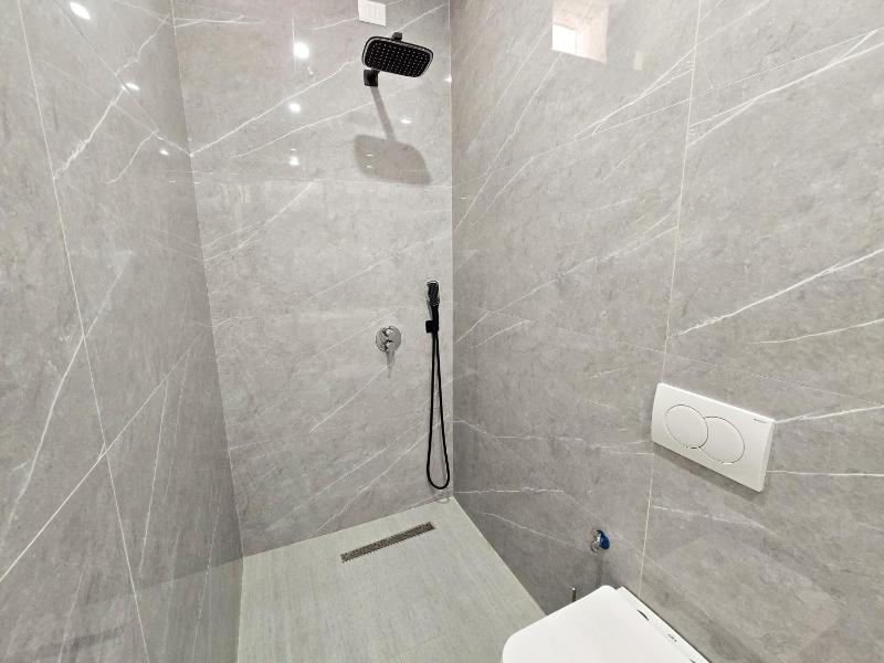 Modern City Center View Apartment in Durrës - image 2