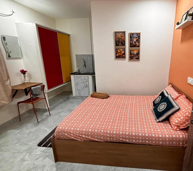 Warm & Cozy Studio Stay - image 9