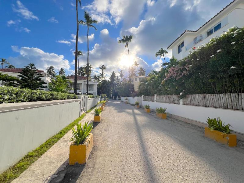 DELUXE STUDIOS with POOL VIEW and Wi-Fi at PLAYA LOS CORALLES - image 9