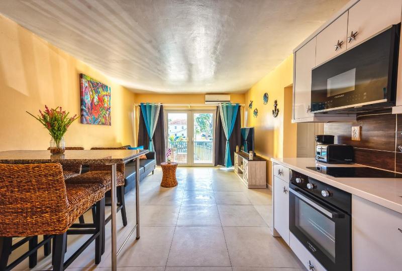 Cozy and Charming Apartment - 5 min walk to beach and town - image 1
