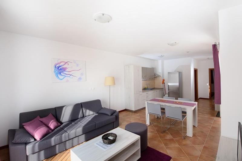 Three-Bedroom Apartment with Garden image 4