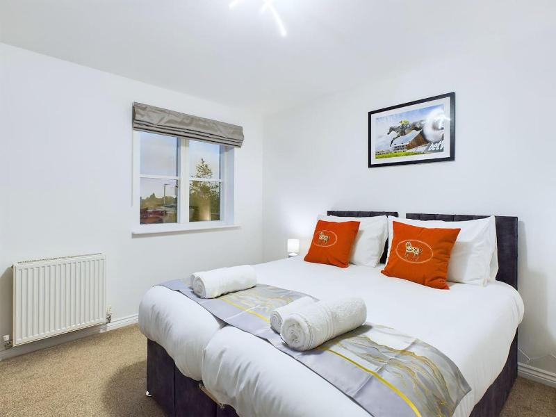 Pinewood Walk by Signature Stays - Parking - Townhouse - image 46