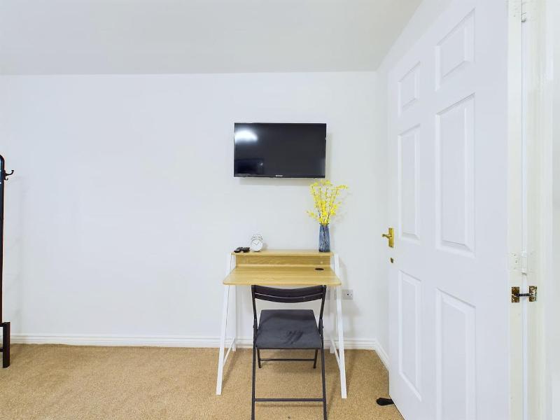 Pinewood Walk by Signature Stays - Parking - Townhouse - image 49