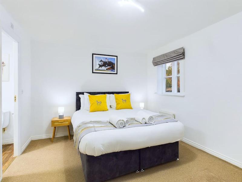Pinewood Walk by Signature Stays - Parking - Townhouse - image 45