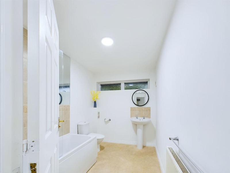 Pinewood Walk by Signature Stays - Parking - Townhouse - image 41