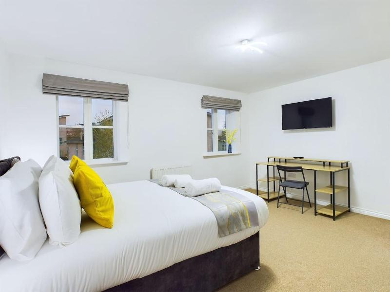 Pinewood Walk by Signature Stays - Parking - Townhouse - image 44