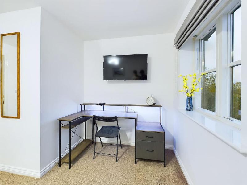 Pinewood Walk by Signature Stays - Parking - Townhouse - image 40