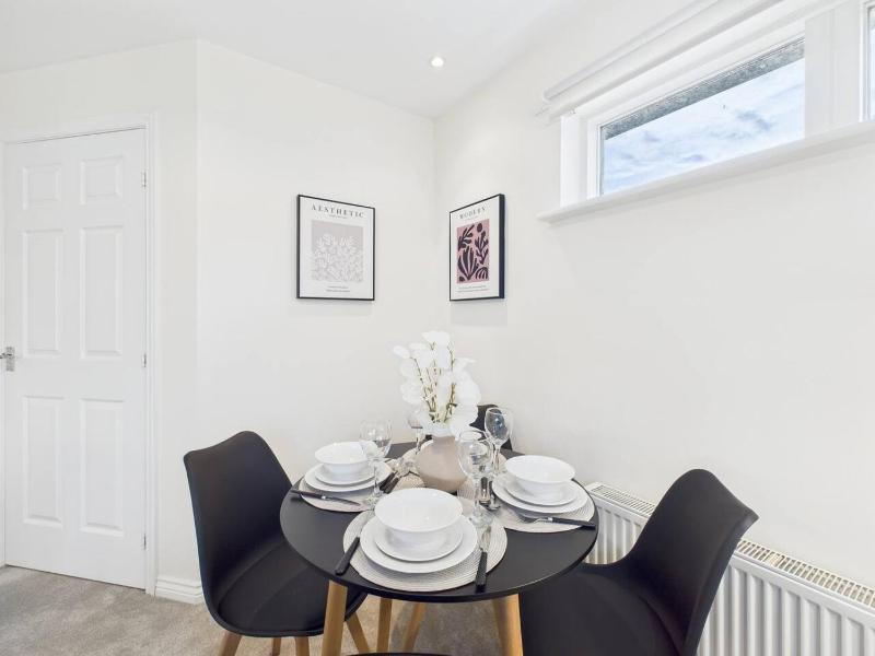 Corrine Court by Signature Stays - Stylish Apartment - Spacious - Parking - image 22