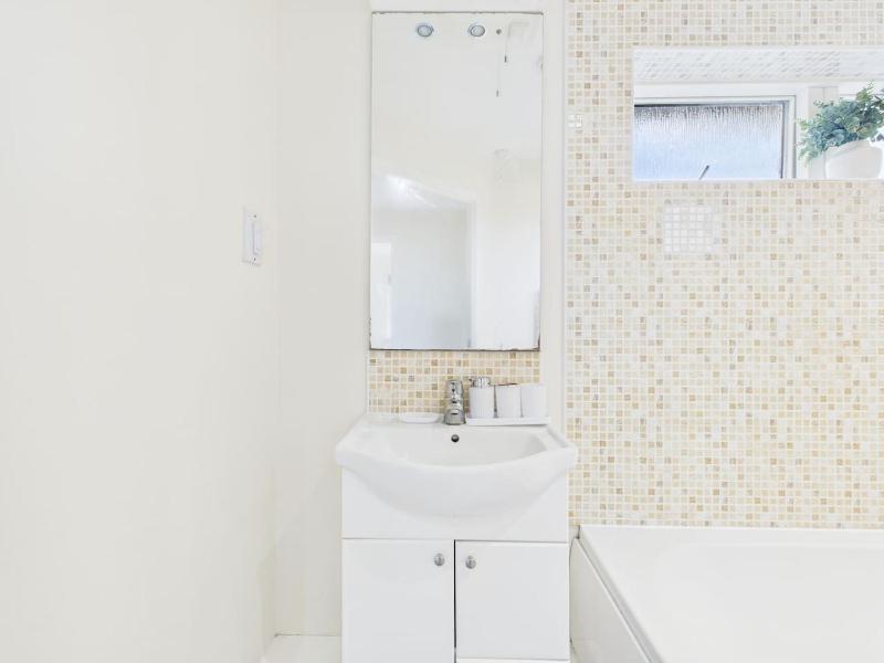 Corrine Court by Signature Stays - Stylish Apartment - Spacious - Parking - image 28