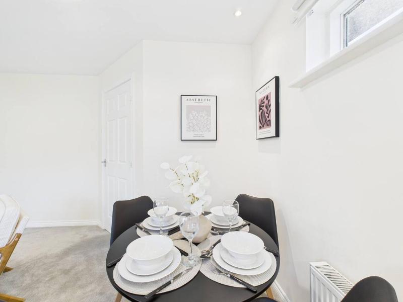 Corrine Court by Signature Stays - Stylish Apartment - Spacious - Parking - image 29