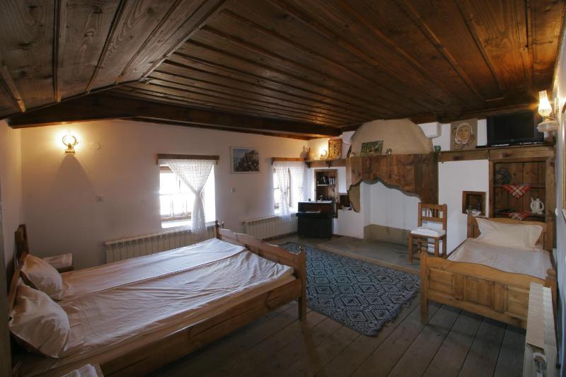 Triple Room with Bathroom image 2