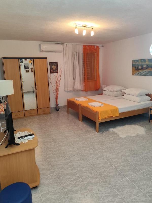Apartments with parking space Bol Brac - 27896 - image 2